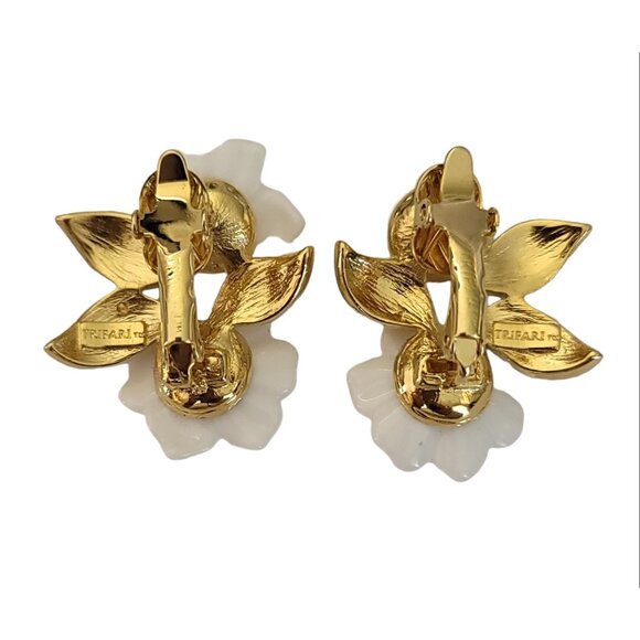 Trifari TM Gold Tone White Daisy Lucite Flower Necklace & Clip-On Earrings K358 - Picture 7 of 10